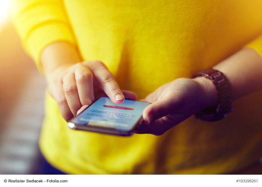 Frau hält Smartphone