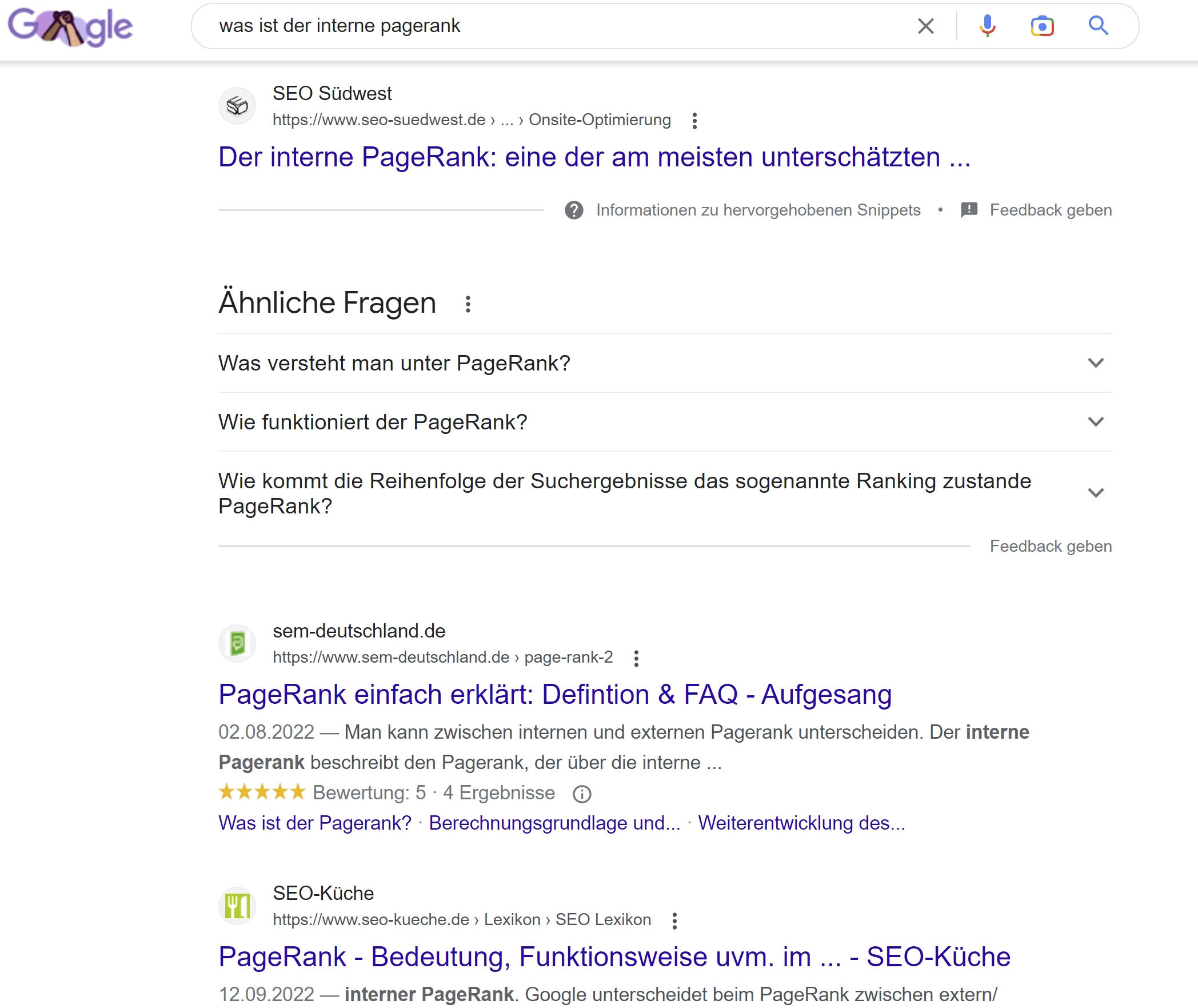 Google Suchergebnisseite auf dem Deskzop mit Favicons und Website-Namen